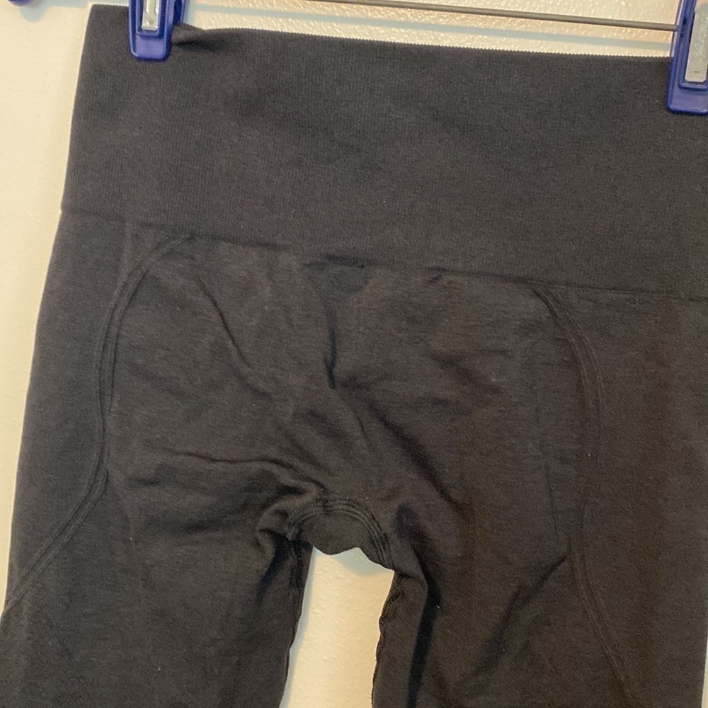 Lulu lemon  black high waisted stretchy capri pants size 2